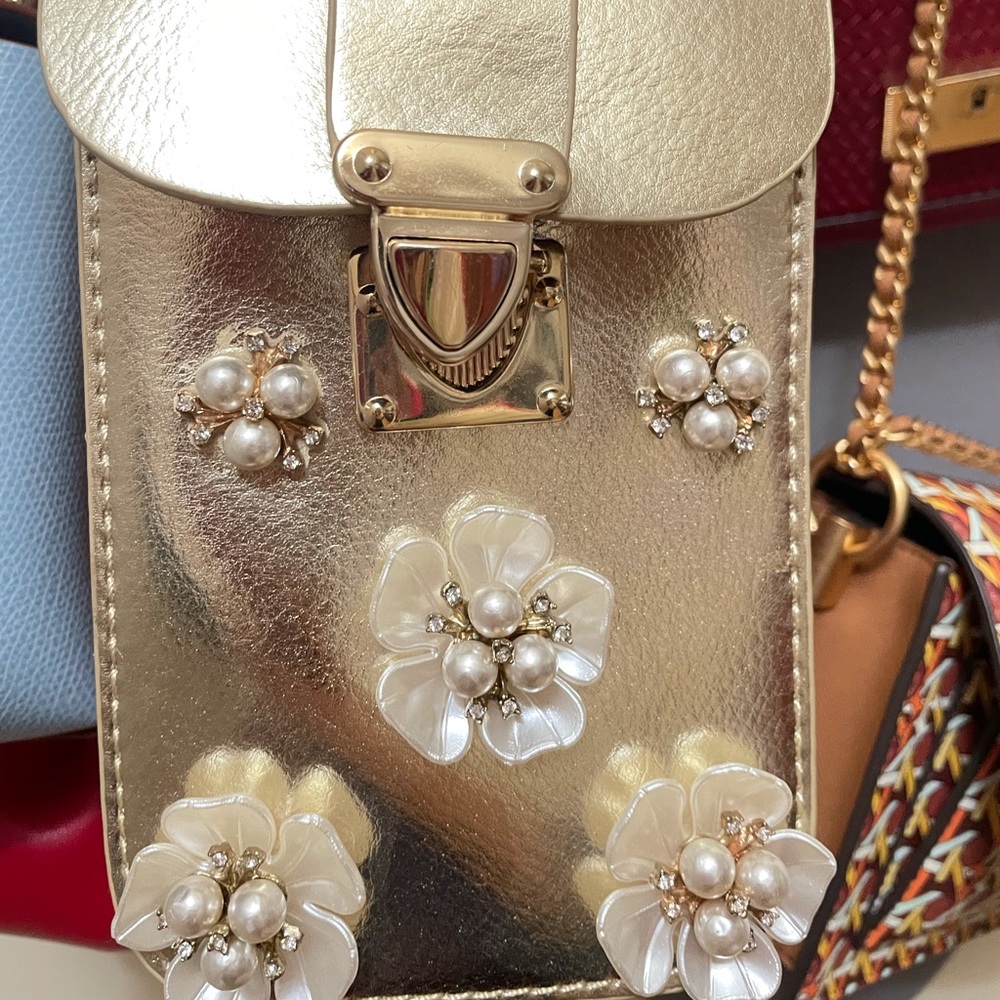 New mini bag with plastic flowers and pearls